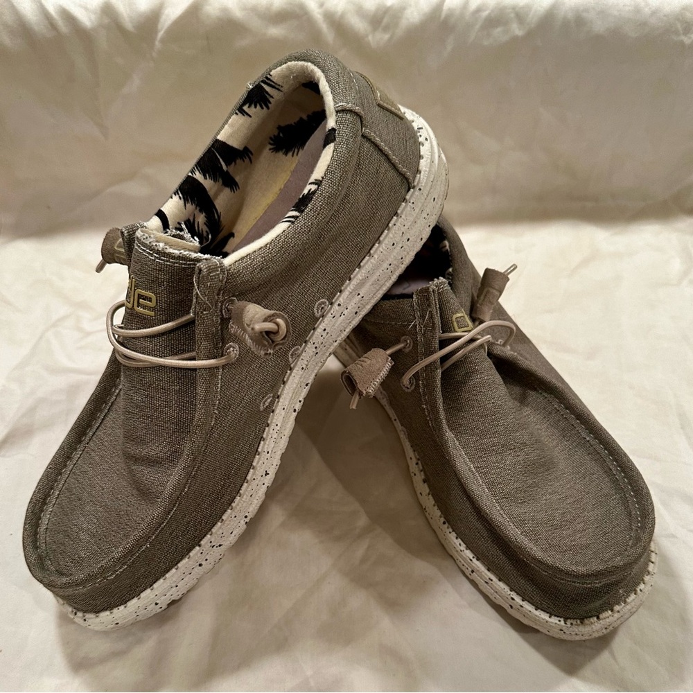 Hey Dude. Men’s. Wally. Beige. Sz 8. Gently Used in Box.